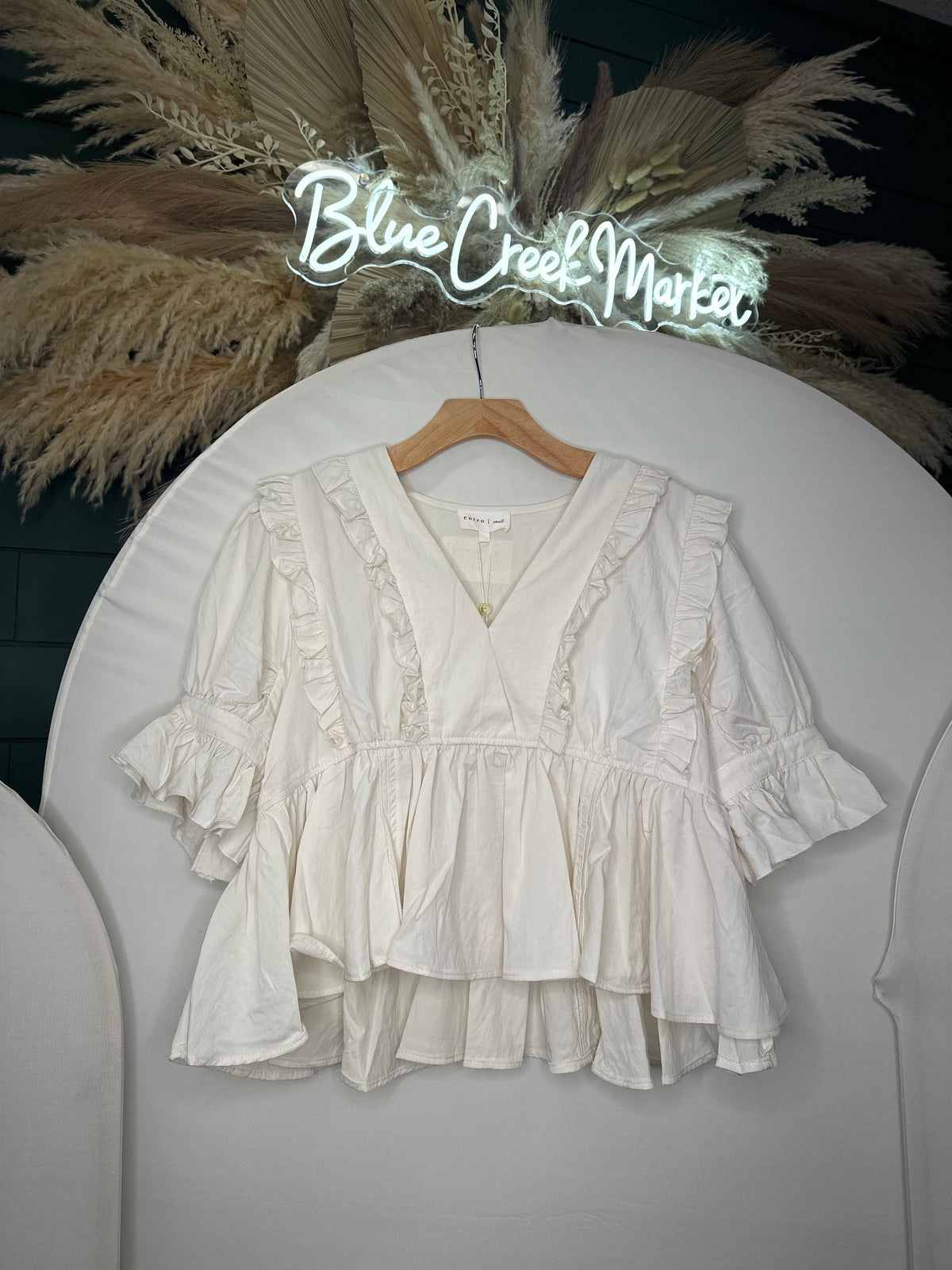 ECRU V-NECK W RFFL DETAIL