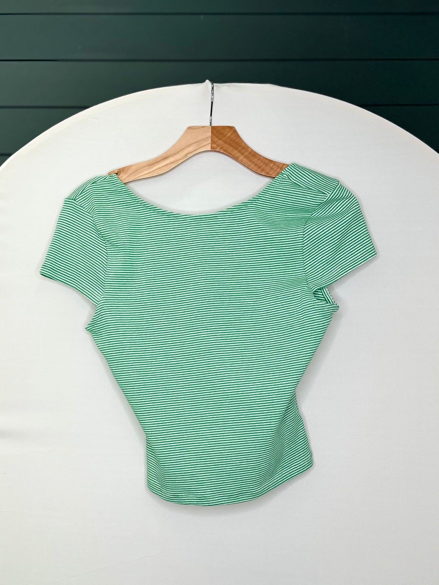 GREEN STRIPE LOW BACK BASIC SHORT SLEEVE