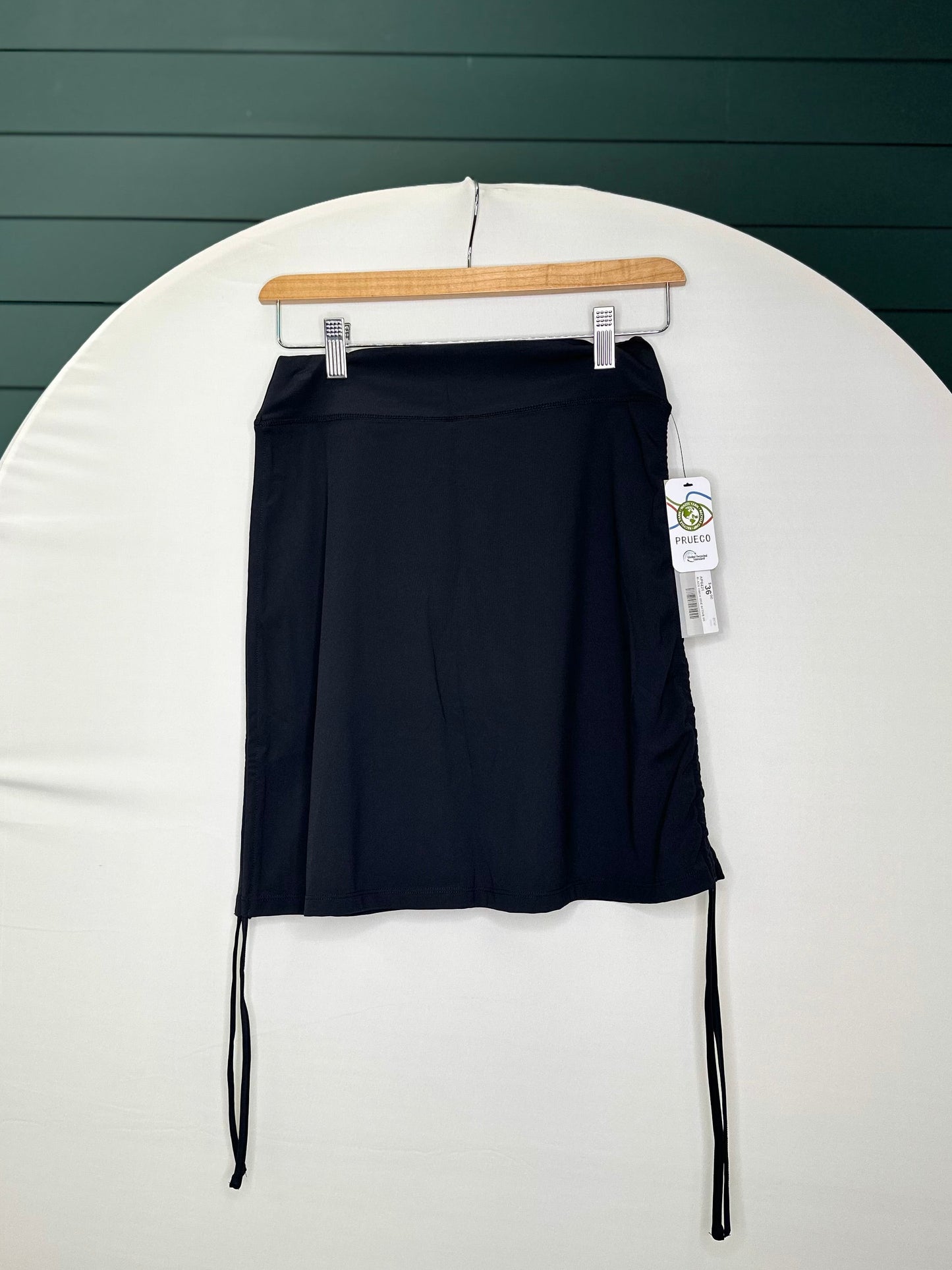 Black cinch side active skirt