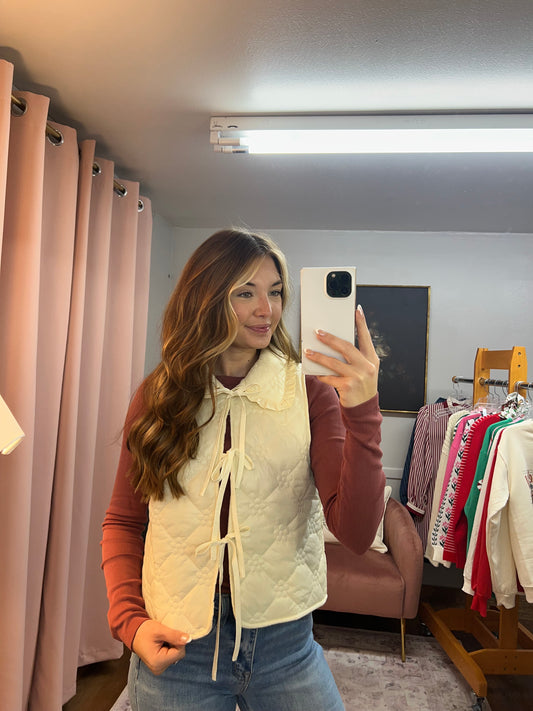 CREAM RUFFLE COLLAR QUILTED VEST